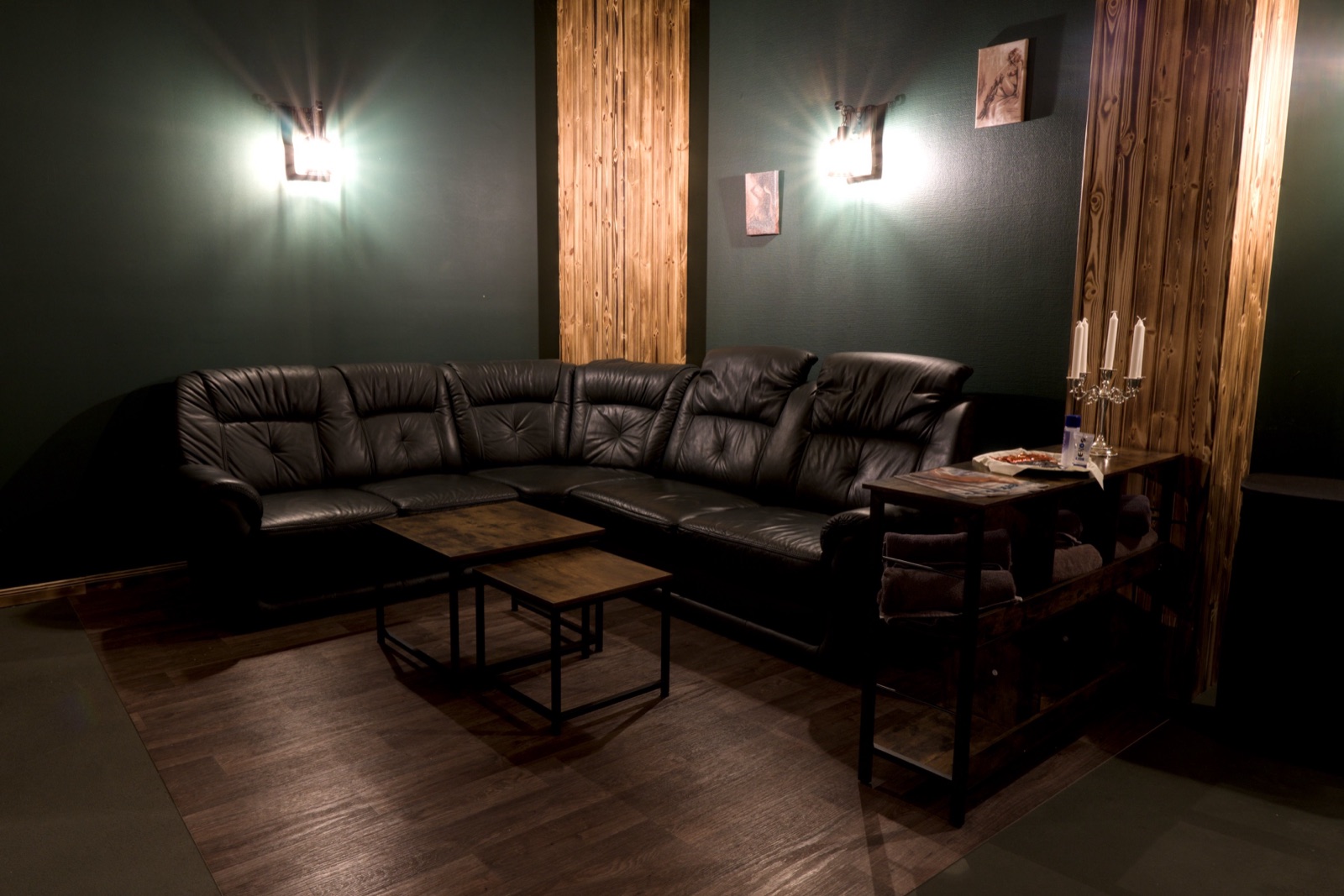 Private Place - Lounge mit Ledersofa und Ambiente