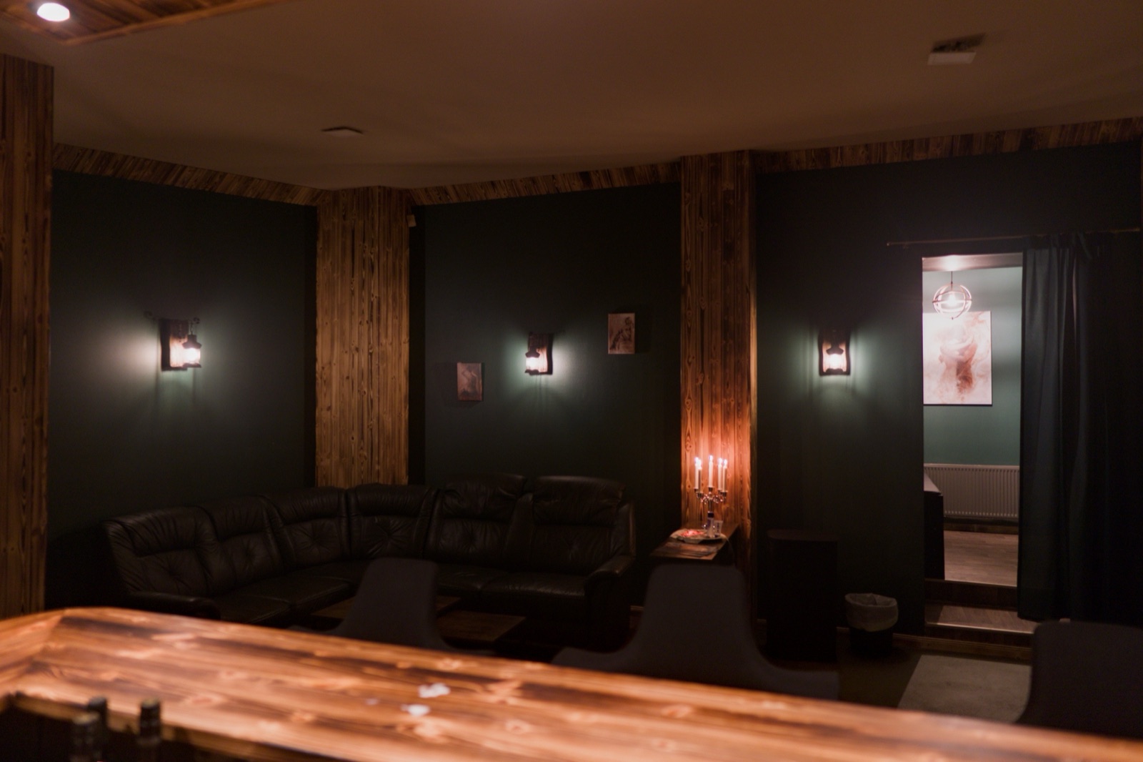 Komplettansicht Lounge und Bar